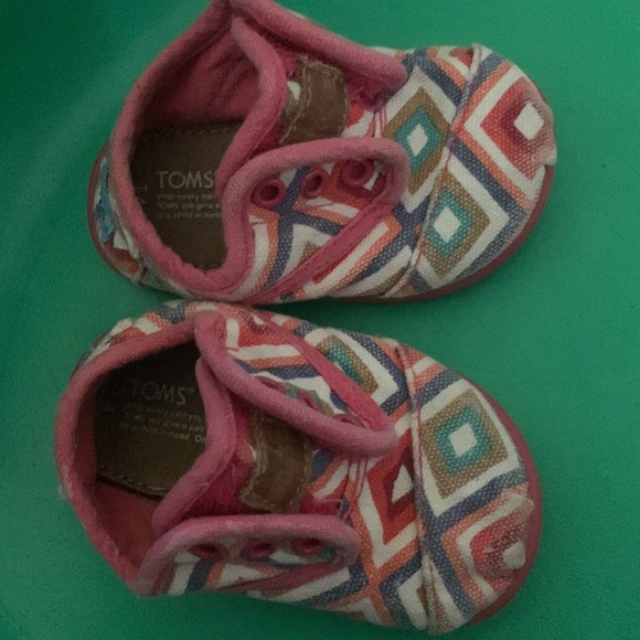 TOMS Tiny Shoes - Picture 2 of 6